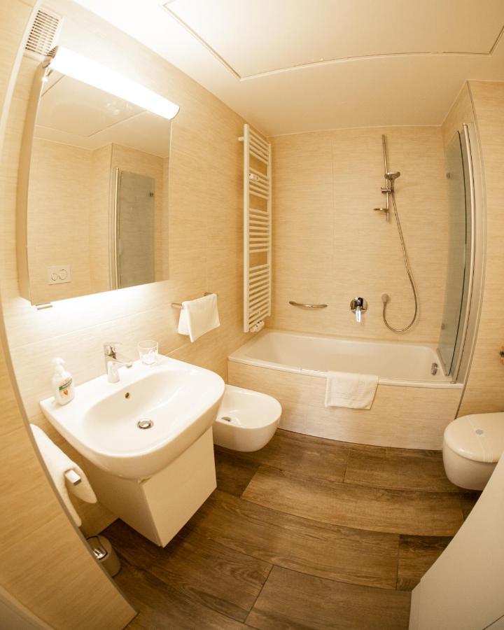 Flow Apartments Astoria Merano Bagian luar foto